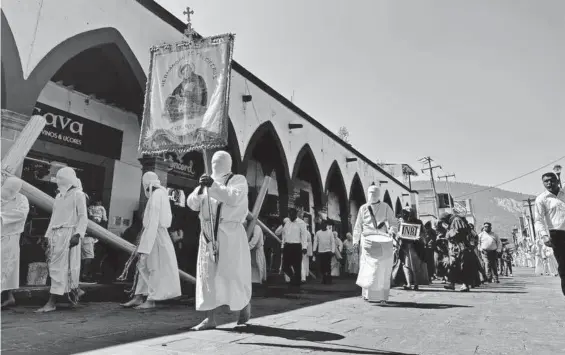  ?? FOTOS: XIMENA GARCÍA ?? es ponerse en el lugar de Jesús cuando carga la cruz con la intención de expiar sus pecados
PRESIDENTE DE LA HERMANDAD