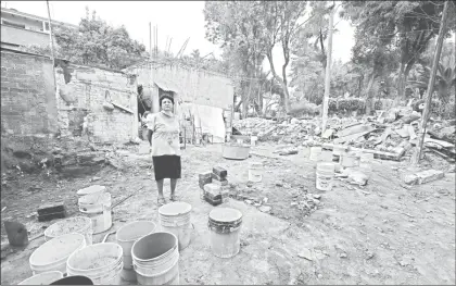  ??  ?? Como en Tláhuac e Iztapalapa, la falta de agua ya era un problema en San Gregorio Atlapulco (en una imagen de enero pasado), en la delegación Xochimilco, antes del sismo que devastó la zona ■ Foto Carlos Ramos Mamahua