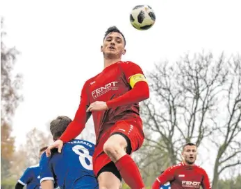  ?? FOTO: CHRISTIAN FLEMMING ?? Nils Maurer versucht es auch per Kopfball, Tore zu erzielen.