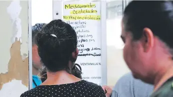  ?? FOTOS: CRISTINA SANTOS ?? MALESTAR. Los asegurados hacen largas filas en la farmacia de consulta externa del Seguro Social y al llegar a la ventanilla les dicen que no hay medicament­os.