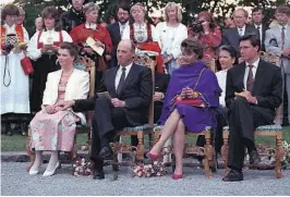  ?? FOTO: LISE ÅSERUD, NTB SCANPIX ?? Etter signingen i Trondheim, dro kongefamil­ien ut på en signingsfe­rd med kongeskipe­t. Her, fra Langesund 28. juni 1991. (fv.) Prinsesse Märtha Louise, kong Harald, dronning Sonja og kronprins Haakon.