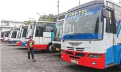  ?? DIMAS MAULANA/JAWA POS ?? TIDAK BEROPERASI: Selama penerapan PSBB, banyak bus kota yang hanya parkir di Terminal Purabaya.