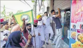  ?? SAMEER SEHGAL /HT ?? Farmers forcing a trader to open his shop in Amritsar on Saturday.