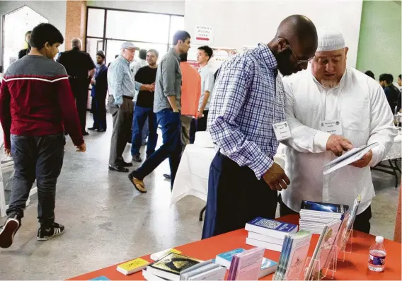  ?? Marie D. De Jesús / Staff photograph­er ?? Kenny Bomer, right, an author who converted to Islam 31 years ago, speaks to Ismael Abdullah about his book during a gathering at the Synott Islamic Center.