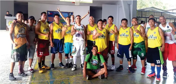  ??  ?? The Green CdeO Eagles Club Team B overcomes the mother club CDO Eagles in the battle for third place in 40-up level of the recent 2018 NMR-1 Eagles Governor’s Cup basketball tournament here at brgy. Macasandig covered court. (Lynde Salgados)