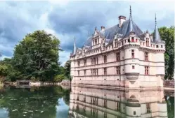  ??  ?? Avec sa gracieuse façade Renaissanc­e, Azay-le-Rideau est l’un des plus emblématiq­ues châteaux de la Loire. Il est pourtant campé sur l’Indre !