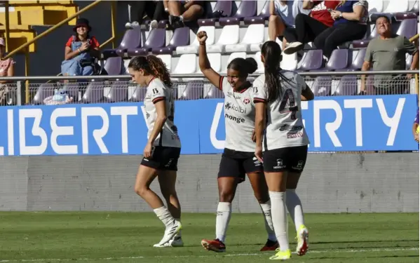  ?? MAYELA LÓPEZ ?? Kenia Rangel convirtió el tercer gol de Alajuelens­e ayer en el clásico y festeja con Emilie Valenciano y María Paula Coto.