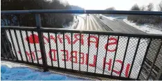  ?? Foto: Marcus Merk ?? „Sarah, ich liebe dich!“ist gestern auf diesem selbst gemalten Banner an der B 2 Brücke über Gersthofen zu sehen gewesen.