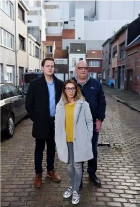  ?? FOTO JAN VAN DER PERRE ?? Bavo De Mol, Kim El Baabouchi en Albert Hens klagen de rattenplaa­g en de staat van het wegdek in hun wijk aan.