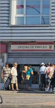  ??  ?? Oficina de empleo. Aunque el paro se ha reducido, sigue habiendo más de 5,1 millones de personas desemplead­as