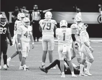  ?? BUTCH DILL AP ?? Chargers kicker Michael Badgley (right) reacts after he missed a 50-yard field goal that would have won game.