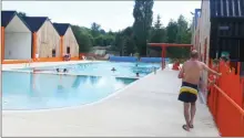  ??  ?? Une belle piscine juste rénovée pour un bel été à venir