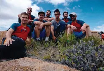  ??  ?? le Groupe enf in au sommet après 7 jours d’ouverture depuis là-bas.