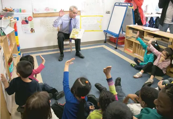  ?? ASHLEE REZIN/ SUN- TIMES FILES ?? Mayor Rahm Emanuel reads a book to a group of pre- K students at the Carole Robertson Center for Learning in 2015.