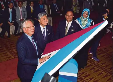  ?? [FOTO BERNAMA] ?? Najib melancarka­n Transforma­si Kesejahter­aan Bumiputera di Pusat Konvensyen Kuala Lumpur, semalam, sambil diiringi Ahmad Zahid dan Abdul Rahman.