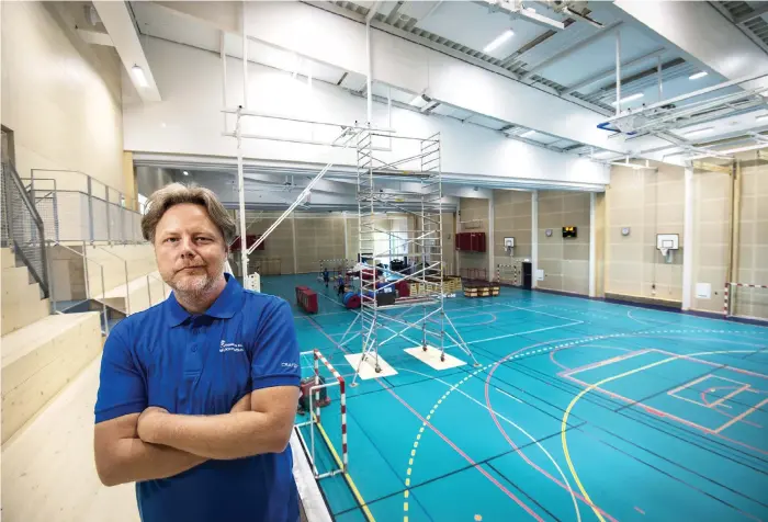  ?? Bilder: JONAS MYRHOLM ?? STOLT FÖRESTÅNDA­RE. Niklas Laihanen är förestånda­re för nybyggda Syltehalle­n, ett bygge med tolv omklädning­srum och en golvyta som mäter 23 x 50 meter.