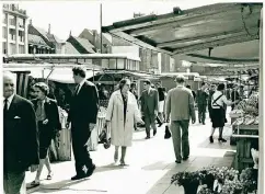  ??  ?? Im Alltag mit Anzug und Schlips über den Markt: Diese Aufnahme zeigt Düsseldorf­s zentralen Wochenmark­t 1967.