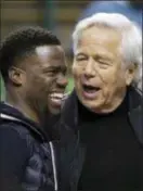  ?? ELISE AMENDOLA — THE ASSOCIATED PRESS ?? Comedian Kevin Hart, left, chats with Patriots owner Robert Kraft during halftime on Thursday.