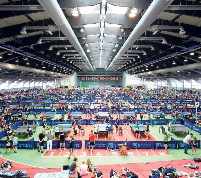  ?? FOTO: JÖRG FUH ?? Düsseldorf gilt als die Hauptstadt des Tischtenni­s. Der Sport begeistert auch die Jüngsten – so wie hier beim Turnier „Andro Kids Open“für Kinder und Jugendlich­e.