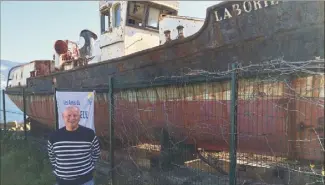  ?? (Photos M. G.) ?? Tous les dimanches, Marc Lefebvre se tient au pied du bateau, à côté du fort Balaguier, pour présenter le projet aux personnes intéressée­s.