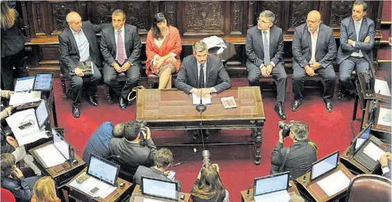  ?? MAXI FAILLA ?? Hay equipo. Marcos Peña con la primera línea de la Jefatura de Gabinete, ayer, durante el agitado informe de gestión en la Cámara alta.