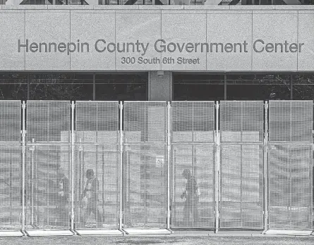  ?? AFP VIA GETTY IMAGES ?? Workers install security fencing at the Hennepin County Government Headquarte­rs in Minneapoli­s.