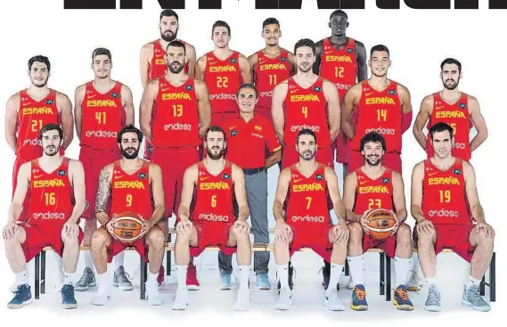  ?? FOTO: FEB ?? Foto oficial de la selección española 2017, con sus 16 integrante­s a las órdenes del selecciona­dor, Sergio Scariolo