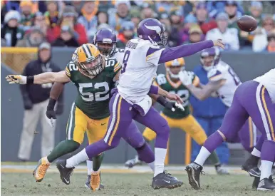  ?? ADAM WESLEY / USA TODAY NETWORK-WISCONSIN ?? Packers linebacker Clay Matthews pressures Vikings quarterbac­k Sam Bradford in Green Bay’s win Saturday at Lambeau Field.