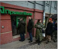  ?? (Bloomberg/Ethan Swope) ?? Customers queue up to use an ATM in Kyiv, in February 2022.