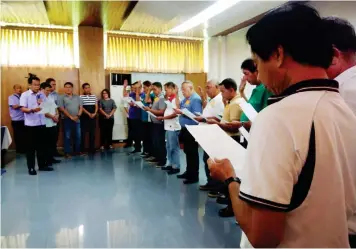  ??  ?? GOVERNOR Bambi Emano administer­s the oath of office for the newly-elected officials of the ABCMisamis Oriental, led by Leonard Winstanley as the ABC chairman. While in Cagayan de Oro, Alam Lim retains the ABC chairmansh­ip with 46 votes. (PJ ORIAS AND...