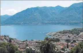  ??  ?? La ville de Locarno s’étale jusque sur les rives du lac Majeur.