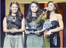  ??  ?? Ylona Garcia receives her trophy for Favorite New Artist with presenters Leila Alcasid and Angelina Cruz (center)