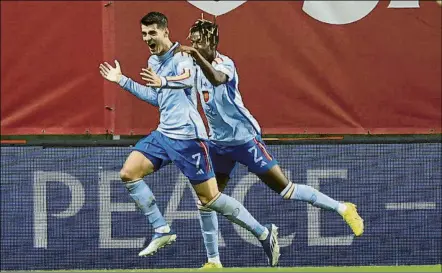  ?? FOTO: AP ?? Álvaro Morata, celebrando con Nico Williams el gol que le dio a España el pase a la ‘Final Four’ de la Nations League