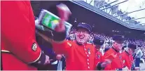  ??  ?? Senior service: Johanna Konta makes the day of a Chelsea Pensioner by agreeing to a selfie