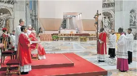  ?? ?? Rito. El Papa argentino en San Pedro durante los ritos de Semana Santa