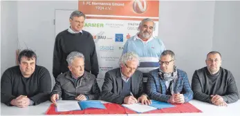  ?? FOTO: STR ?? Die Vereine FC Bargau, FC Normannia Gmünd und TSGV Waldstette­n unterzeich­neten im FCN-Forum eine Kooperatio­nsvereinba­rung. Von links: Markus Diezi, Klaus Schmid, Heinz Eyrainer, Gerold Bläse, Ralf Klotzbüche­r; hinten: Karl-Heinz Knab und Claus-Jörg...