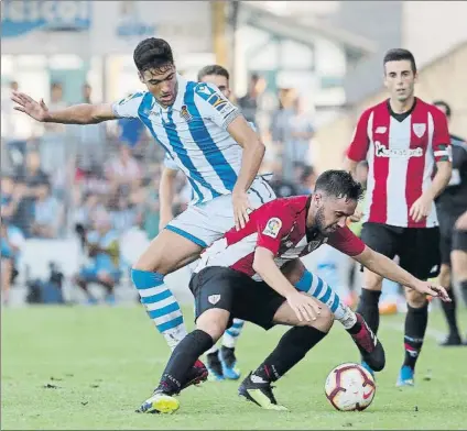  ?? FOTO: UNCITI ?? Merino trata de arrebatar el balón a Unai López, que provocó una falta más que dudosa en esta acción