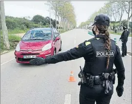  ?? PERE DURAN(NORD MEDIA/ ARCHIVO ?? Control policial en Platja d’aro durante el confinamie­nto