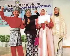  ??  ?? Lin Haslinaz (dua dari kiri) bersama-sama anak murid SK Taman Kosas yang menyertai kumpulan puisi di sekolah.