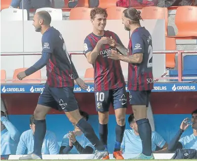  ?? CARLOS CASTRO/AGENCIA LOF ?? Javi Martínez, sonriente, celebra con Marc Mateu el gol que marcó en Lugo.