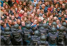  ??  ?? Policías y ciudadanos en Barcelona.
