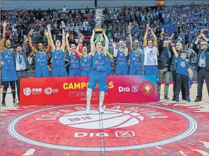 ?? FOTO: EFE ?? Sílvia Domínguez alza el trofeo de campeonas. El Avenida impuso su superiorid­ad en recursos y talento para ganar la final