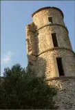  ?? (Photos Q. B.) ?? Éric Vieux présente le passé commerçant de la rue des Templiers. La tour domine Grimaud et les ruines du château.