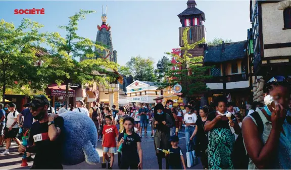  ??  ?? Affluence. Malgré le Covid et une ouverture reculée au 15 juin, le Parc Astérix a accueilli 10 000 personnes chaque jour au mois d’août.