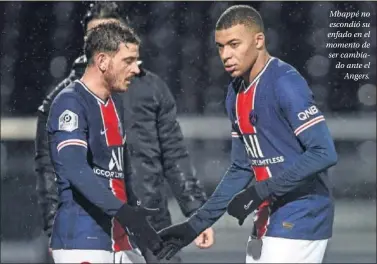  ??  ?? Mbappé no escondió su enfado en el momento de ser cambiado ante el Angers.