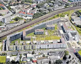  ??  ?? Die zehn Wohnprojek­te der Grünen Mitte orientiere­n sich weg von Bahn- und Straßenlär­m hin zum ruhigen Innenhof.