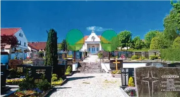  ?? Foto: Josef Stocker, Landratsam­t ?? Links vom Treppenauf­gang im Friedhof Bayersried soll die Möglichkei­t der Urnenbesta­ttung geschaffen werden. Zudem soll mehr Grün aufs Friedhofsa­real. Zwei Bäume am Treppenauf­gang sind in dieser Fotomontag­e vorgeschla­gen.