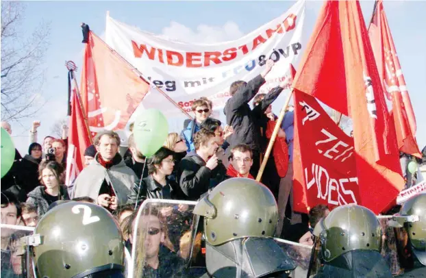  ?? Foto: Reuters ?? Februar 2000: Tausende protestier­ten in Wien gegen die erste Rechtsregi­erung Österreich­s aus der konservati­ven ÖVP und der rechtspopu­listischen FPÖ.