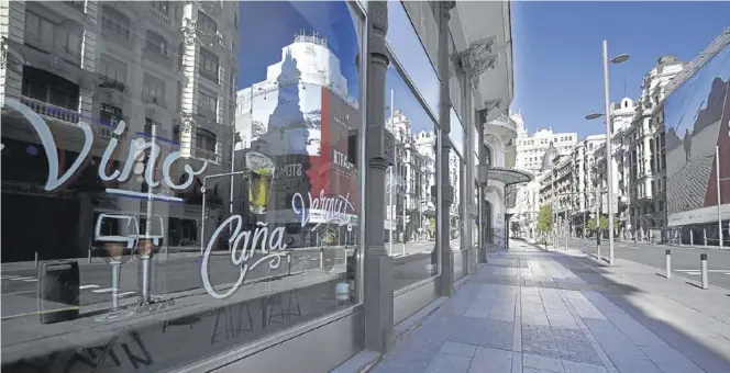  ?? DAVID CASTRO ?? Ambiente de Madrid vacío por el confinamie­nto a causa del coronaviru­s , en la imagen, la Gran Via.