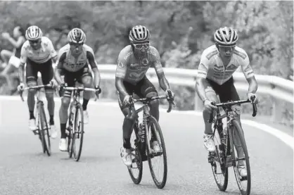  ??  ?? Miguel Ángel López, Quintana, Roglic y Valverde, durante la etapa de ayer.